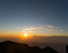 富士山頂でのご来光 富士山頂でのご来光